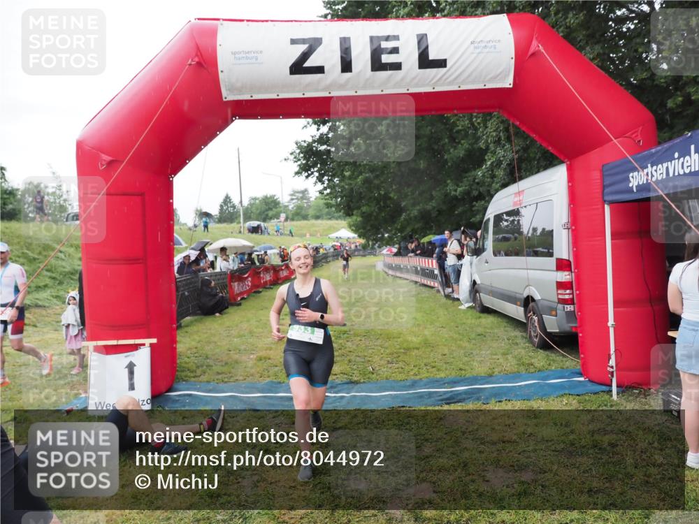 21.06.2025 - 27. Vierlanden-Triathlon MichiJ http://msf.ph/oto/8044972 15.06.2026 13:50:39 Ziel 123, 933, 1157 meine-sportfotos.de