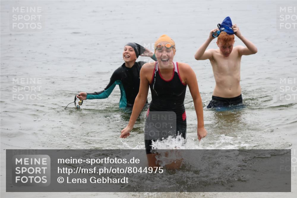 21.06.2025 - 27. Vierlanden-Triathlon Lena Gebhardt http://msf.ph/oto/8044975 15.06.2025 14:42:58 Schwimmen 1319, 1342, 1344 meine-sportfotos.de