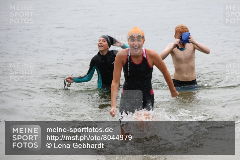 21.06.2025 - 27. Vierlanden-Triathlon Lena Gebhardt http://msf.ph/oto/8044979 15.06.2025 14:42:58 Schwimmen 1319, 1342, 1344 meine-sportfotos.de