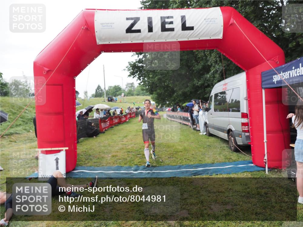 21.06.2025 - 27. Vierlanden-Triathlon MichiJ http://msf.ph/oto/8044981 15.06.2026 13:50:44 Ziel 933, 1101 meine-sportfotos.de