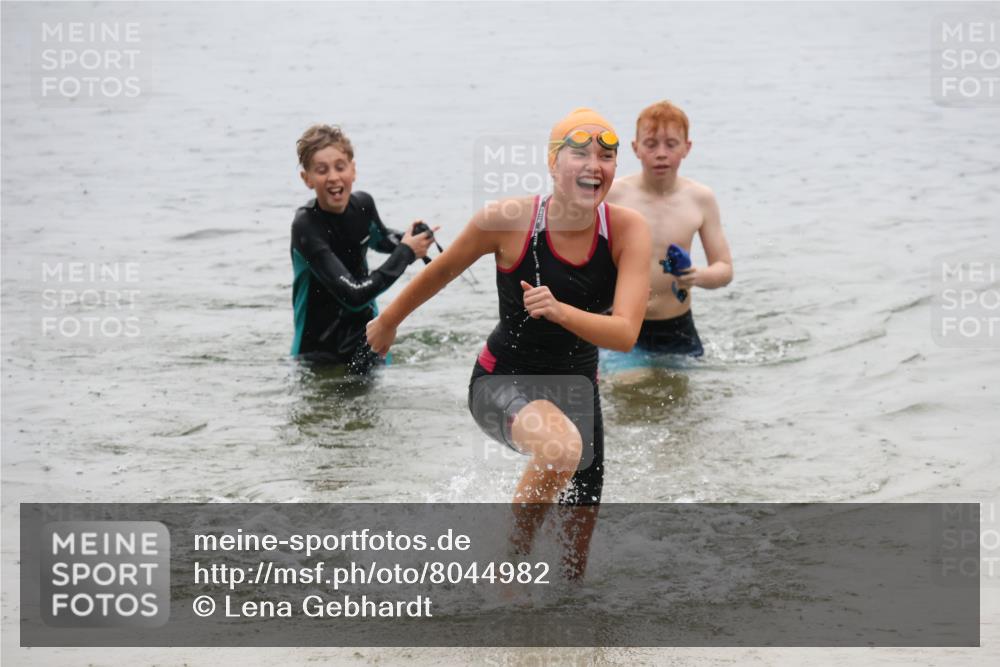 21.06.2025 - 27. Vierlanden-Triathlon Lena Gebhardt http://msf.ph/oto/8044982 15.06.2025 14:42:58 Schwimmen 1319, 1342, 1344 meine-sportfotos.de