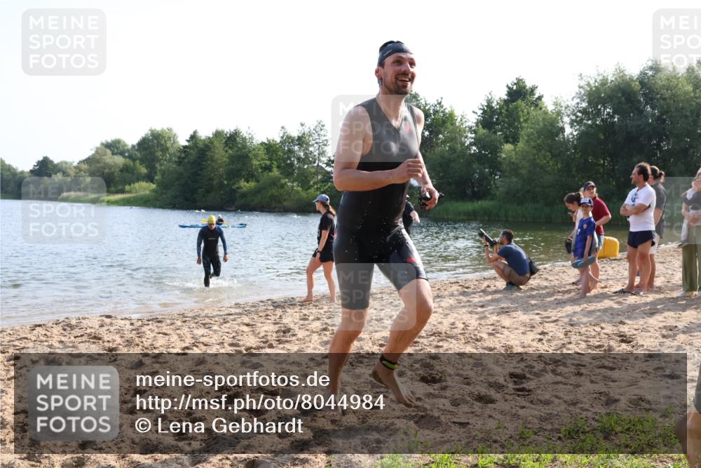 15.06.2025 - 27. Vierlanden-Triathlon Lena Gebhardt http://msf.ph/oto/8044984 15.06.2025 08:37:45 Schwimmen 73, 171, 180, 181 meine-sportfotos.de