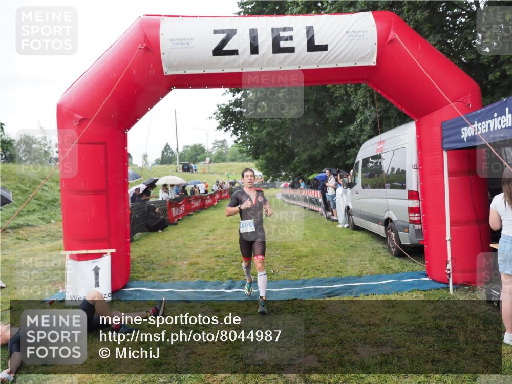 21.06.2025 - 27. Vierlanden-Triathlon MichiJ http://msf.ph/oto/8044987 15.06.2026 13:50:44 Ziel 933, 1101 meine-sportfotos.de