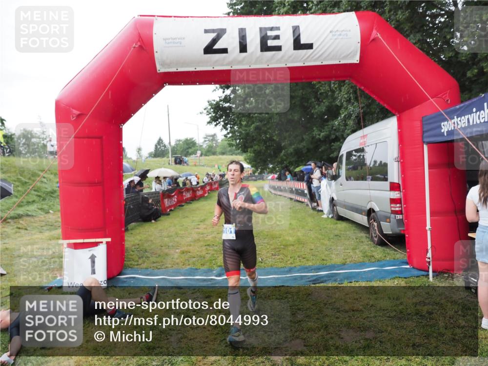 21.06.2025 - 27. Vierlanden-Triathlon MichiJ http://msf.ph/oto/8044993 15.06.2026 13:50:45 Ziel 933, 1101 meine-sportfotos.de