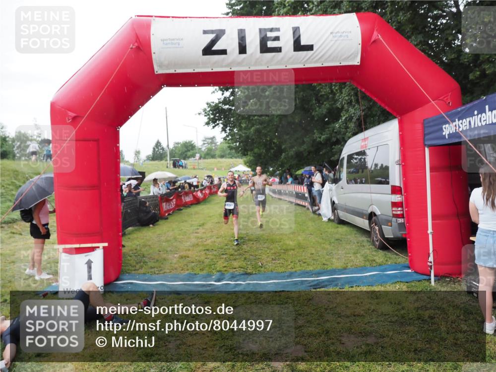 21.06.2025 - 27. Vierlanden-Triathlon MichiJ http://msf.ph/oto/8044997 15.06.2026 13:50:52 Ziel 1120, 1132, 1136 meine-sportfotos.de