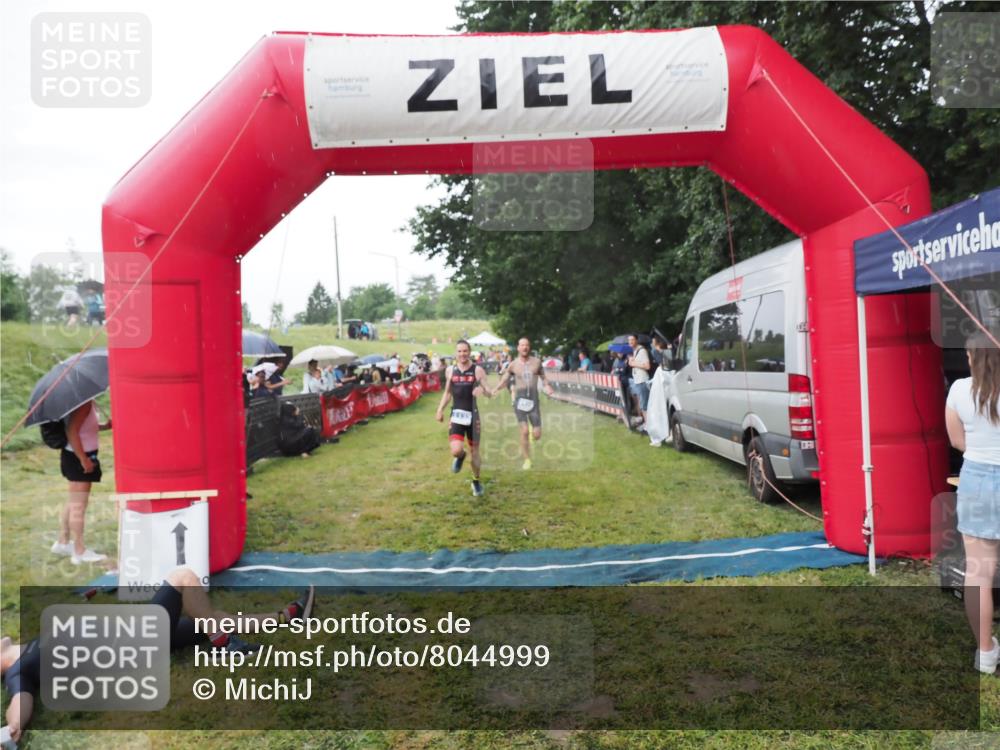 21.06.2025 - 27. Vierlanden-Triathlon MichiJ http://msf.ph/oto/8044999 15.06.2026 13:50:52 Ziel 1120, 1132, 1136 meine-sportfotos.de