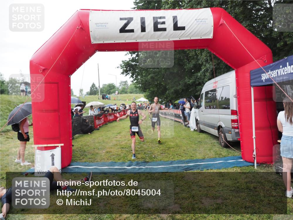 21.06.2025 - 27. Vierlanden-Triathlon MichiJ http://msf.ph/oto/8045004 15.06.2026 13:50:52 Ziel 1120, 1132, 1136 meine-sportfotos.de