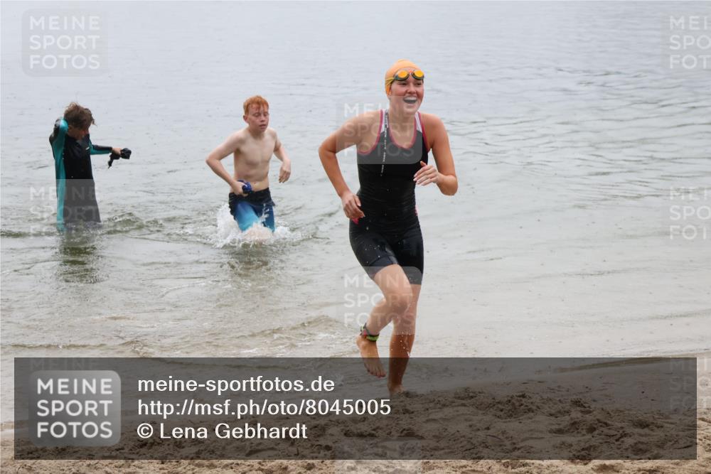 21.06.2025 - 27. Vierlanden-Triathlon Lena Gebhardt http://msf.ph/oto/8045005 15.06.2025 14:43:00 Schwimmen 1319, 1344, 1351 meine-sportfotos.de