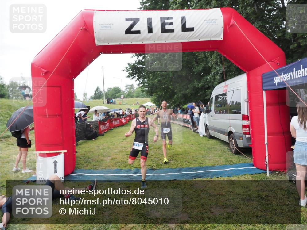 21.06.2025 - 27. Vierlanden-Triathlon MichiJ http://msf.ph/oto/8045010 15.06.2026 13:50:52 Ziel 1120, 1132, 1136 meine-sportfotos.de