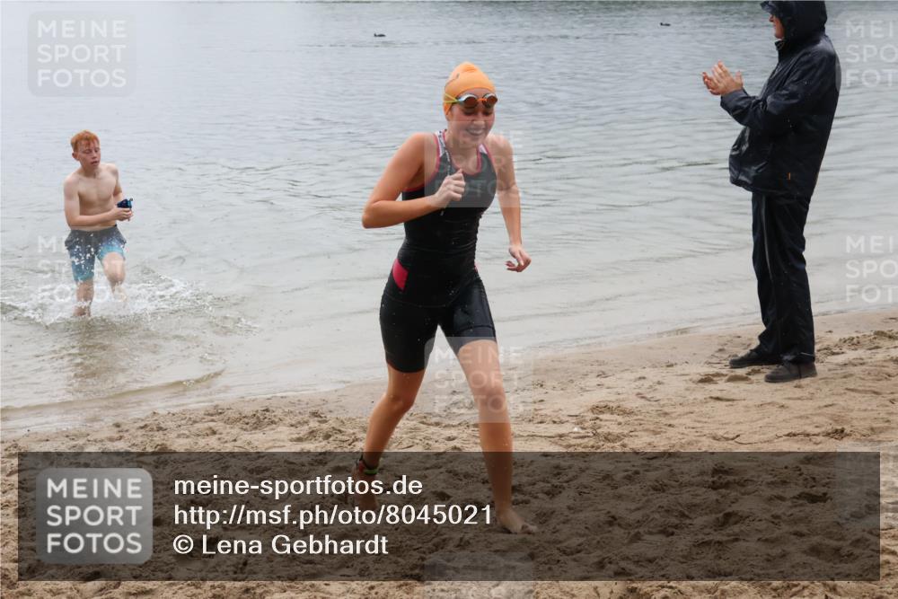 21.06.2025 - 27. Vierlanden-Triathlon Lena Gebhardt http://msf.ph/oto/8045021 15.06.2025 14:43:01 Schwimmen 1319, 1344, 1351 meine-sportfotos.de