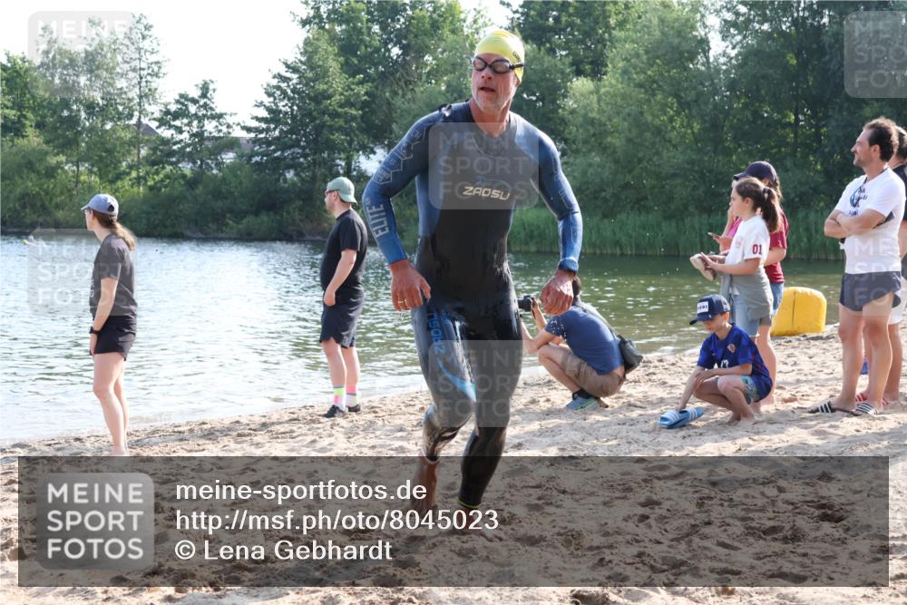 15.06.2025 - 27. Vierlanden-Triathlon Lena Gebhardt http://msf.ph/oto/8045023 15.06.2025 08:37:50 Schwimmen 73, 171, 180, 181 meine-sportfotos.de