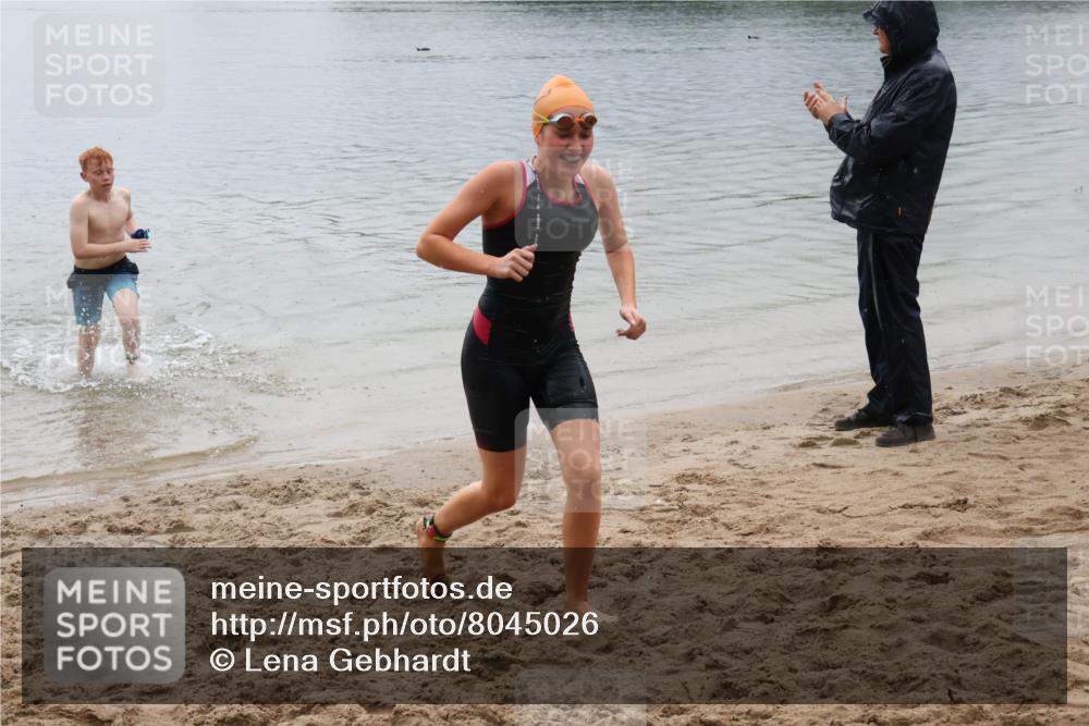 21.06.2025 - 27. Vierlanden-Triathlon Lena Gebhardt http://msf.ph/oto/8045026 15.06.2025 14:43:01 Schwimmen 1319, 1344, 1351 meine-sportfotos.de