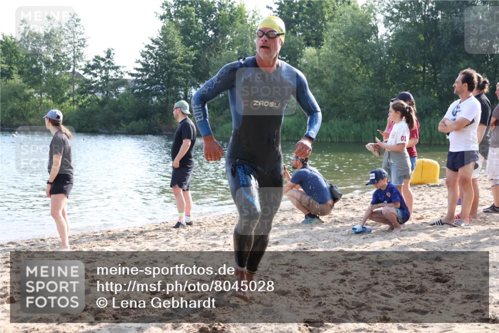 15.06.2025 - 27. Vierlanden-Triathlon Lena Gebhardt http://msf.ph/oto/8045028 15.06.2025 08:37:50 Schwimmen 73, 171, 180, 181 meine-sportfotos.de