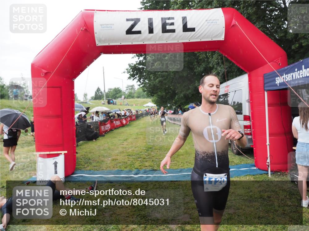 21.06.2025 - 27. Vierlanden-Triathlon MichiJ http://msf.ph/oto/8045031 15.06.2026 13:50:54 Ziel 1120, 1132, 1136 meine-sportfotos.de