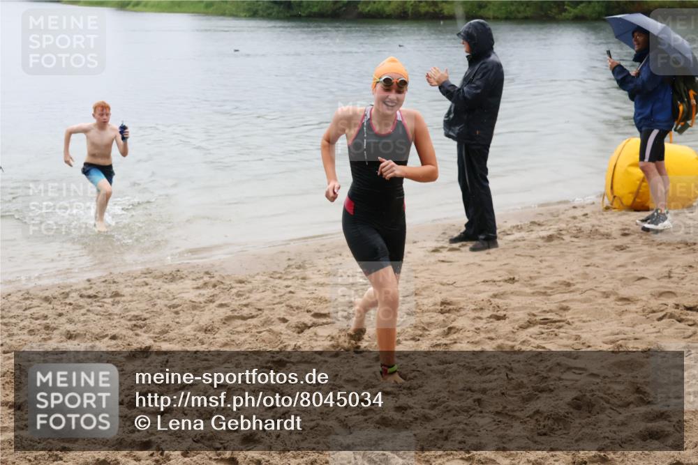 21.06.2025 - 27. Vierlanden-Triathlon Lena Gebhardt http://msf.ph/oto/8045034 15.06.2025 14:43:02 Schwimmen 1319, 1344, 1351 meine-sportfotos.de
