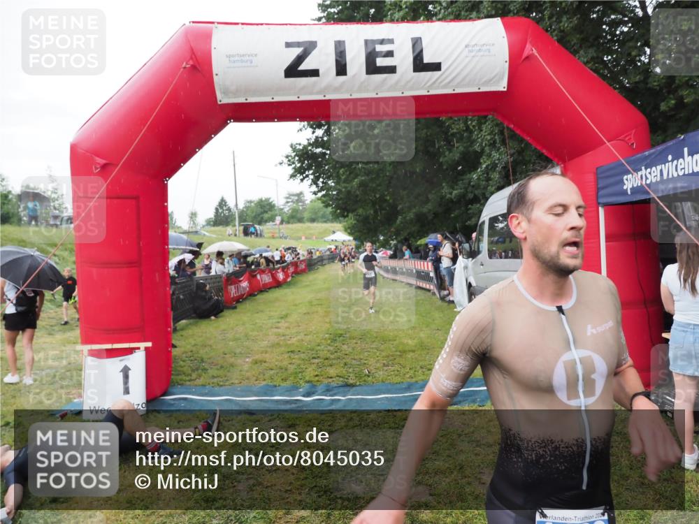 21.06.2025 - 27. Vierlanden-Triathlon MichiJ http://msf.ph/oto/8045035 15.06.2026 13:50:54 Ziel 1120, 1132, 1136 meine-sportfotos.de