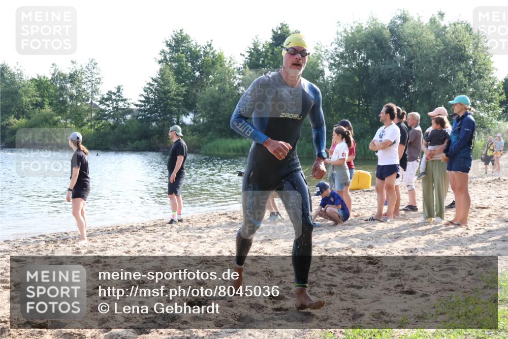 15.06.2025 - 27. Vierlanden-Triathlon Lena Gebhardt http://msf.ph/oto/8045036 15.06.2025 08:37:51 Schwimmen 73, 171, 180, 181 meine-sportfotos.de