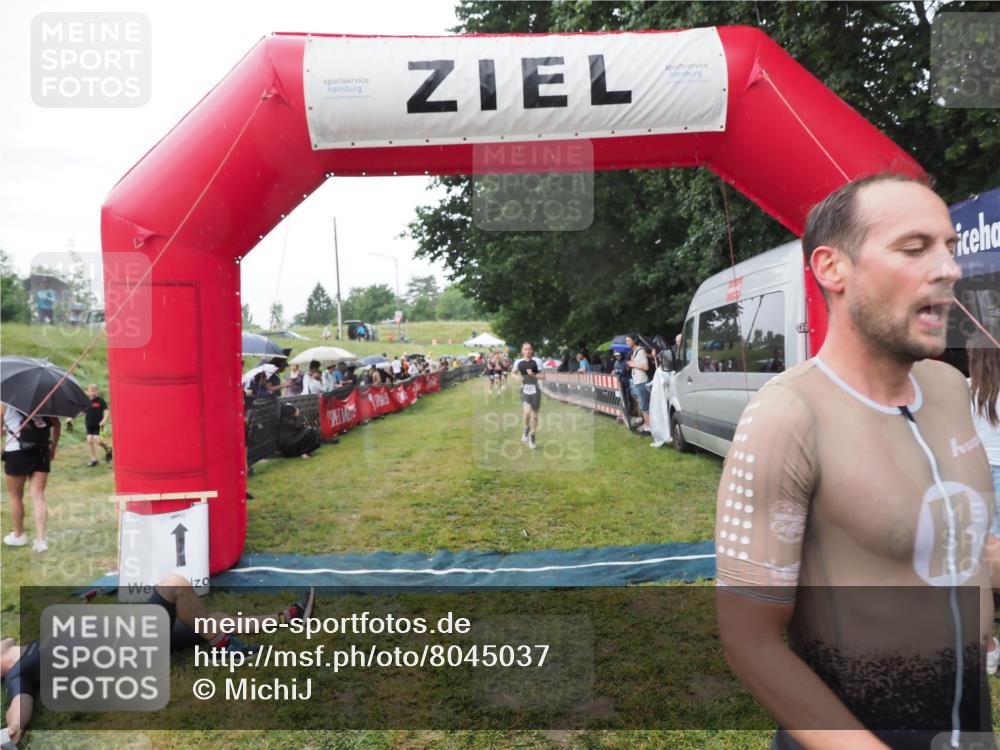 21.06.2025 - 27. Vierlanden-Triathlon MichiJ http://msf.ph/oto/8045037 15.06.2026 13:50:54 Ziel 1120, 1132, 1136 meine-sportfotos.de