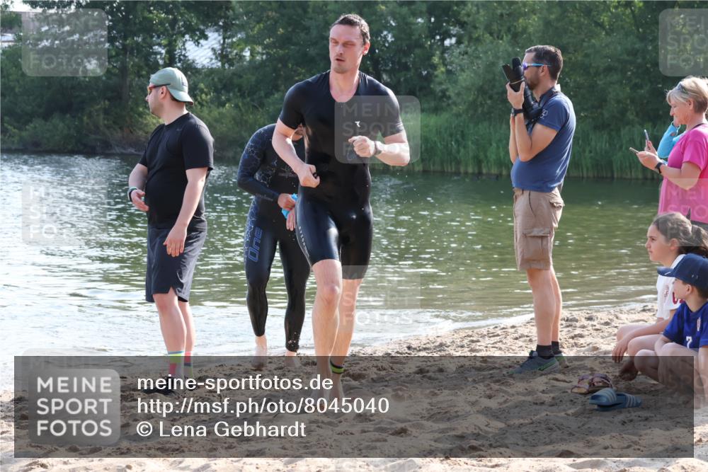 15.06.2025 - 27. Vierlanden-Triathlon Lena Gebhardt http://msf.ph/oto/8045040 15.06.2025 08:38:29 Schwimmen 27, 35, 45, 86, 126 meine-sportfotos.de