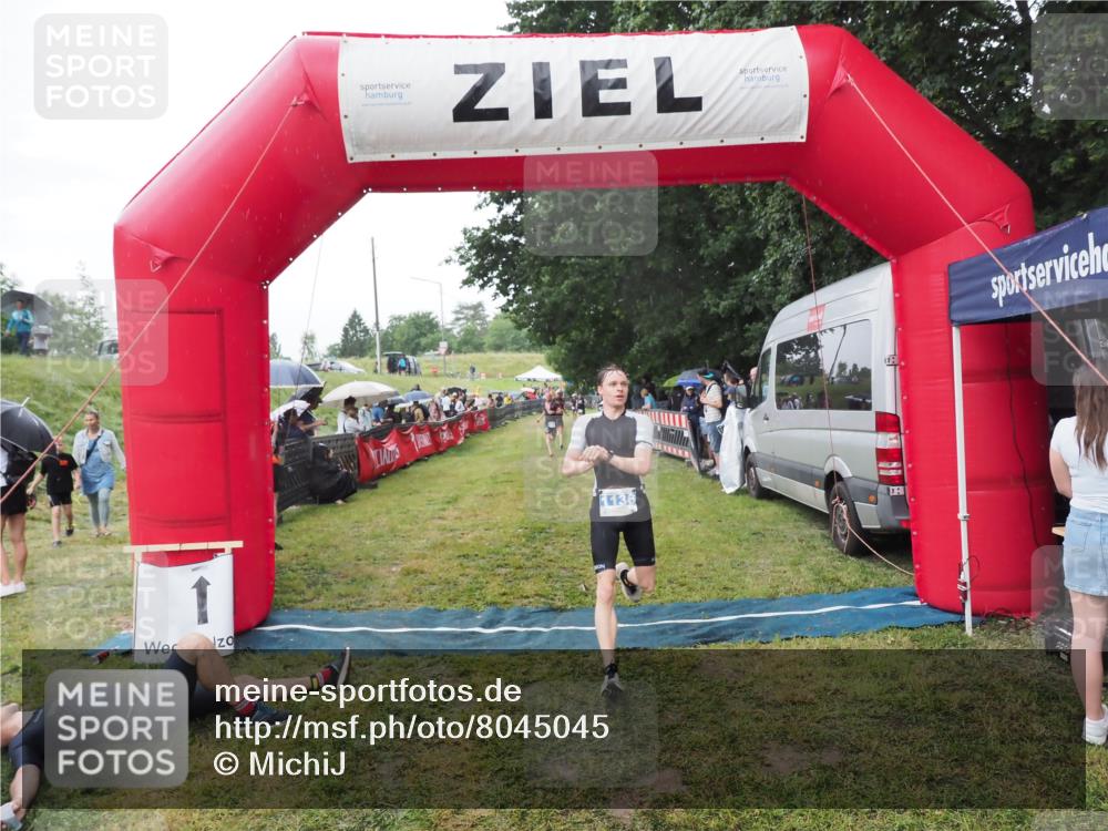 21.06.2025 - 27. Vierlanden-Triathlon MichiJ http://msf.ph/oto/8045045 15.06.2026 13:50:56 Ziel 1098, 1120, 1132, 1134, 1136 meine-sportfotos.de