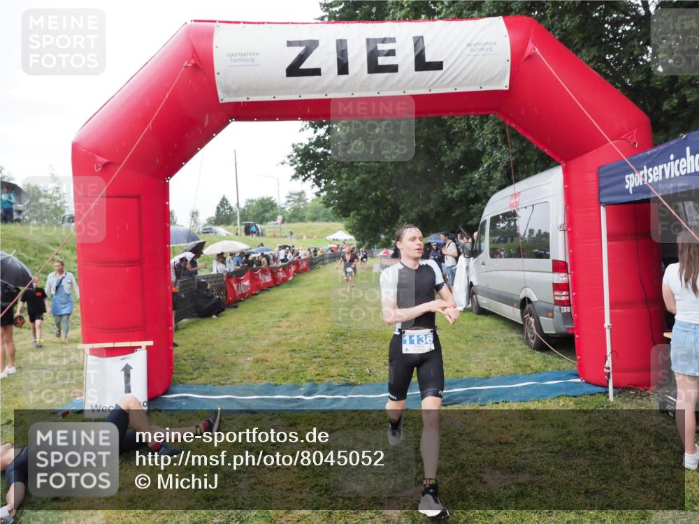 21.06.2025 - 27. Vierlanden-Triathlon MichiJ http://msf.ph/oto/8045052 15.06.2026 13:50:56 Ziel 1098, 1120, 1132, 1134, 1136 meine-sportfotos.de