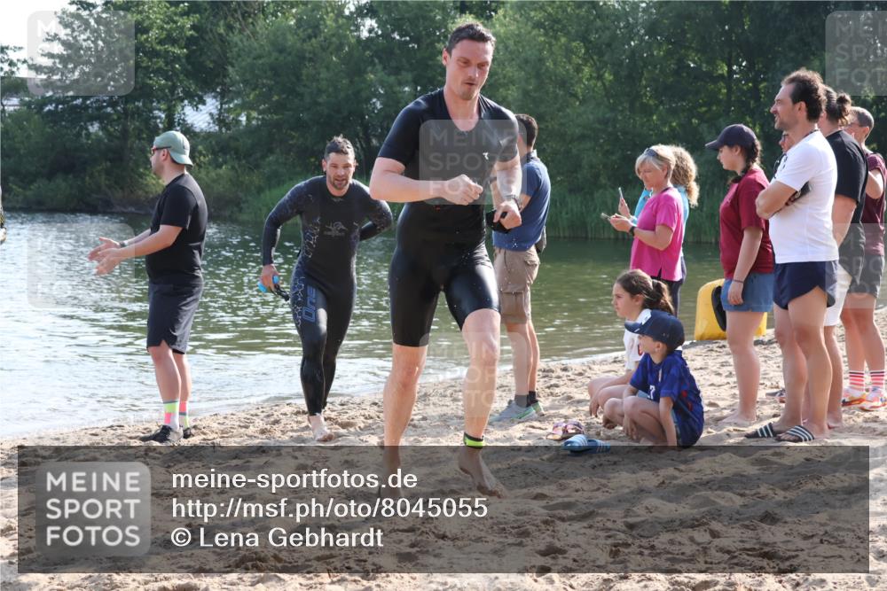 15.06.2025 - 27. Vierlanden-Triathlon Lena Gebhardt http://msf.ph/oto/8045055 15.06.2025 08:38:30 Schwimmen 27, 35, 45, 86, 126 meine-sportfotos.de