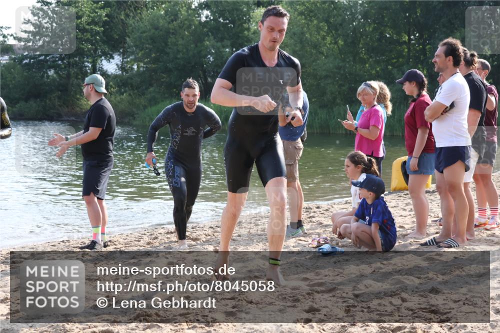 15.06.2025 - 27. Vierlanden-Triathlon Lena Gebhardt http://msf.ph/oto/8045058 15.06.2025 08:38:30 Schwimmen 27, 35, 45, 86, 126 meine-sportfotos.de