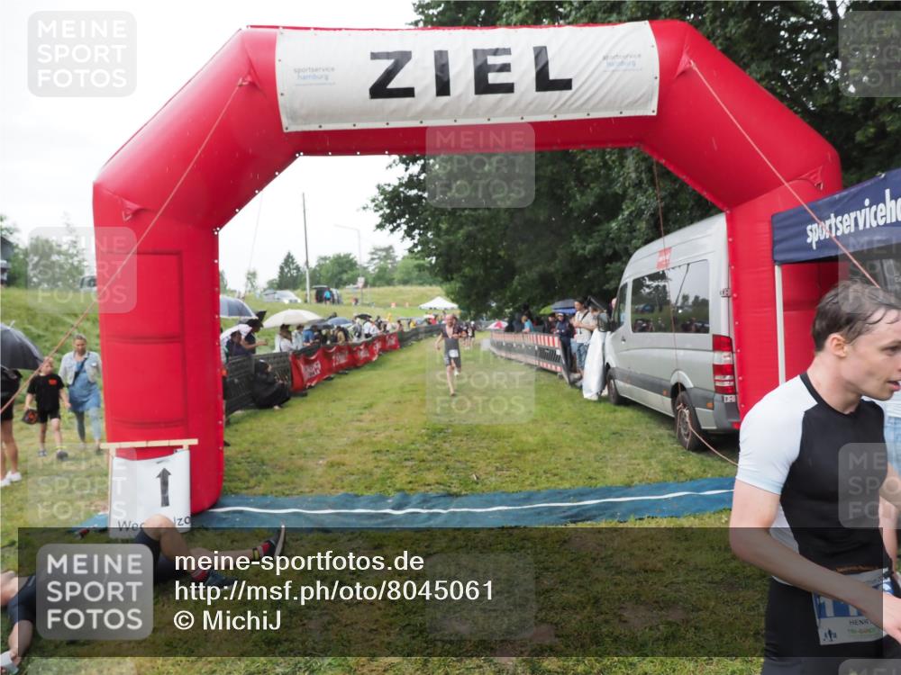 21.06.2025 - 27. Vierlanden-Triathlon MichiJ http://msf.ph/oto/8045061 15.06.2026 13:50:57 Ziel 1098, 1120, 1132, 1134, 1136 meine-sportfotos.de