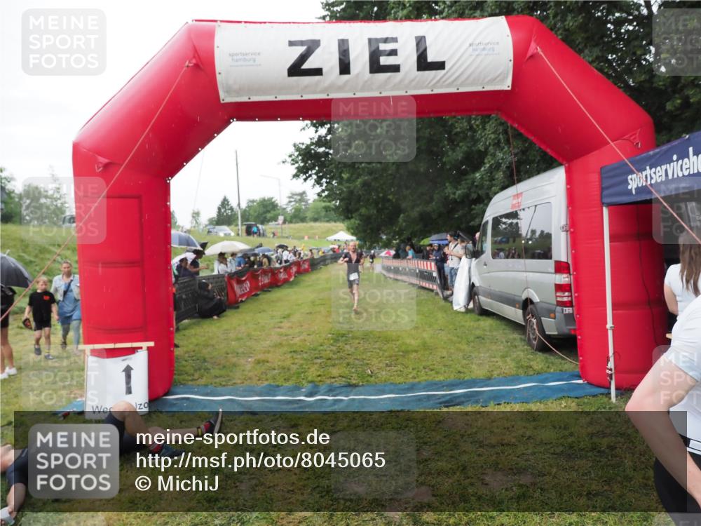 21.06.2025 - 27. Vierlanden-Triathlon MichiJ http://msf.ph/oto/8045065 15.06.2026 13:50:57 Ziel 1098, 1120, 1132, 1134, 1136 meine-sportfotos.de