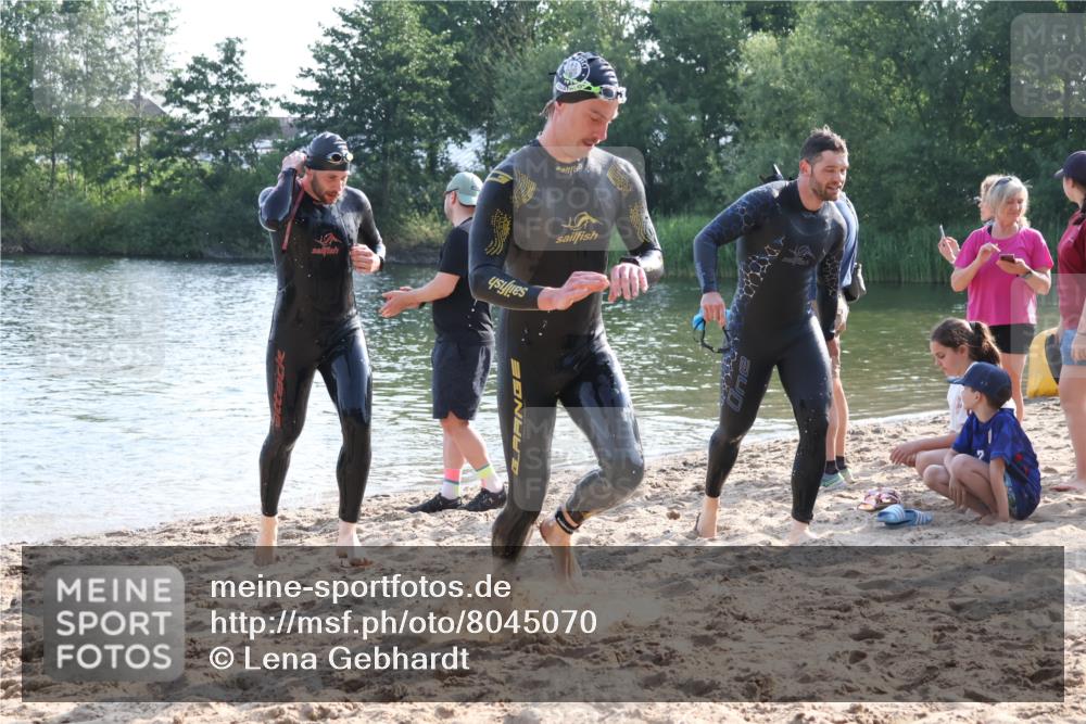 15.06.2025 - 27. Vierlanden-Triathlon Lena Gebhardt http://msf.ph/oto/8045070 15.06.2025 08:38:32 Schwimmen 2, 27, 35, 45, 86, 126 meine-sportfotos.de
