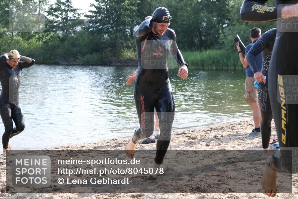15.06.2025 - 27. Vierlanden-Triathlon Lena Gebhardt http://msf.ph/oto/8045078 15.06.2025 08:38:33 Schwimmen 2, 27, 35, 45, 86, 126 meine-sportfotos.de