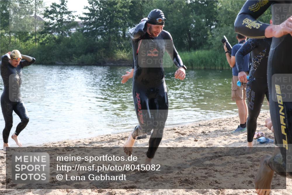15.06.2025 - 27. Vierlanden-Triathlon Lena Gebhardt http://msf.ph/oto/8045082 15.06.2025 08:38:33 Schwimmen 2, 27, 35, 45, 86, 126 meine-sportfotos.de