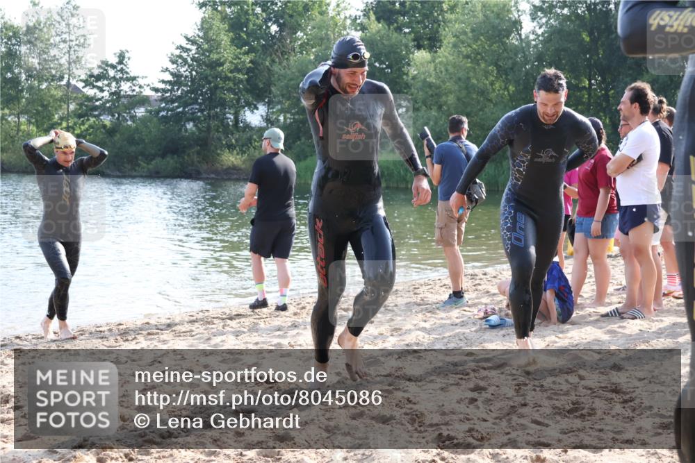 15.06.2025 - 27. Vierlanden-Triathlon Lena Gebhardt http://msf.ph/oto/8045086 15.06.2025 08:38:33 Schwimmen 2, 27, 35, 45, 86, 126 meine-sportfotos.de