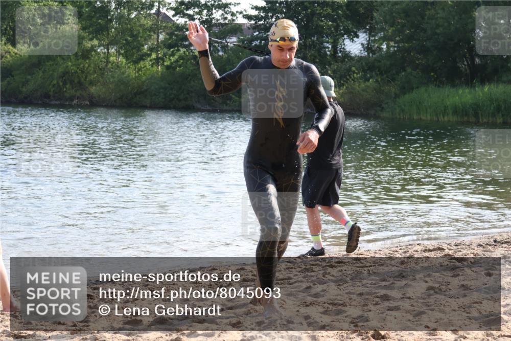 15.06.2025 - 27. Vierlanden-Triathlon Lena Gebhardt http://msf.ph/oto/8045093 15.06.2025 08:38:35 Schwimmen 2, 27, 35, 45, 86, 126 meine-sportfotos.de