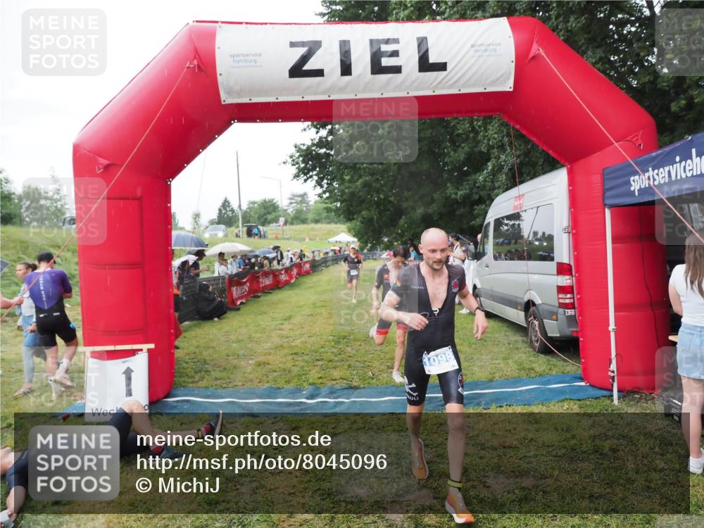 21.06.2025 - 27. Vierlanden-Triathlon MichiJ http://msf.ph/oto/8045096 15.06.2026 13:51:00 Ziel 1098, 1108, 1120, 1134, 1136 meine-sportfotos.de