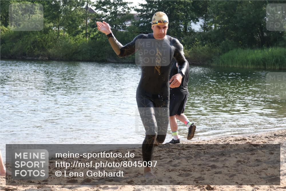 15.06.2025 - 27. Vierlanden-Triathlon Lena Gebhardt http://msf.ph/oto/8045097 15.06.2025 08:38:35 Schwimmen 2, 27, 35, 45, 86, 126 meine-sportfotos.de