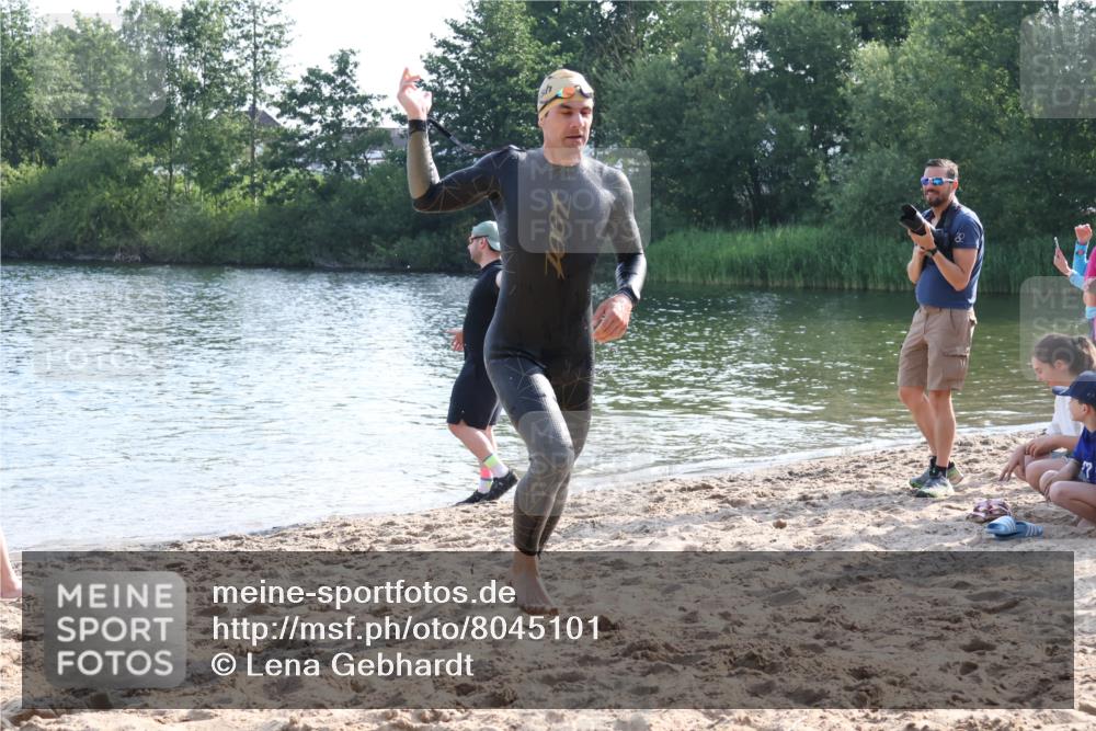 15.06.2025 - 27. Vierlanden-Triathlon Lena Gebhardt http://msf.ph/oto/8045101 15.06.2025 08:38:35 Schwimmen 2, 27, 35, 45, 86, 126 meine-sportfotos.de