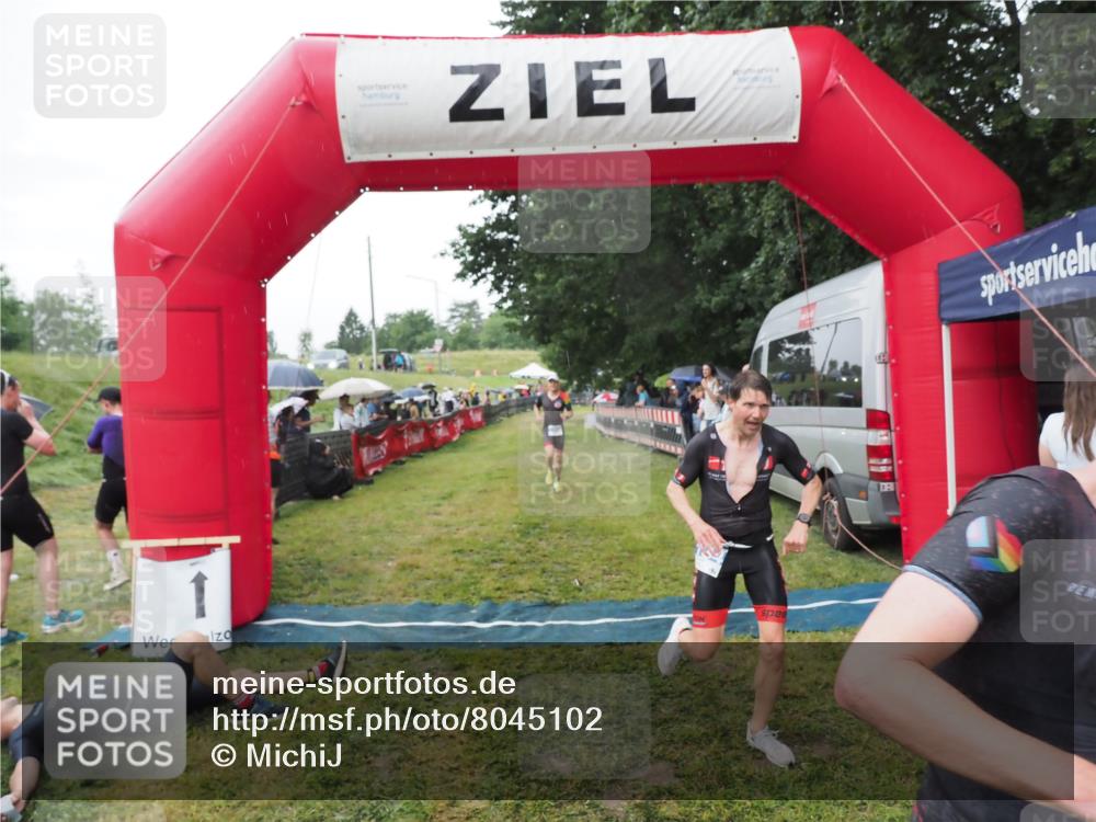 21.06.2025 - 27. Vierlanden-Triathlon MichiJ http://msf.ph/oto/8045102 15.06.2026 13:51:00 Ziel 1098, 1108, 1120, 1134, 1136 meine-sportfotos.de