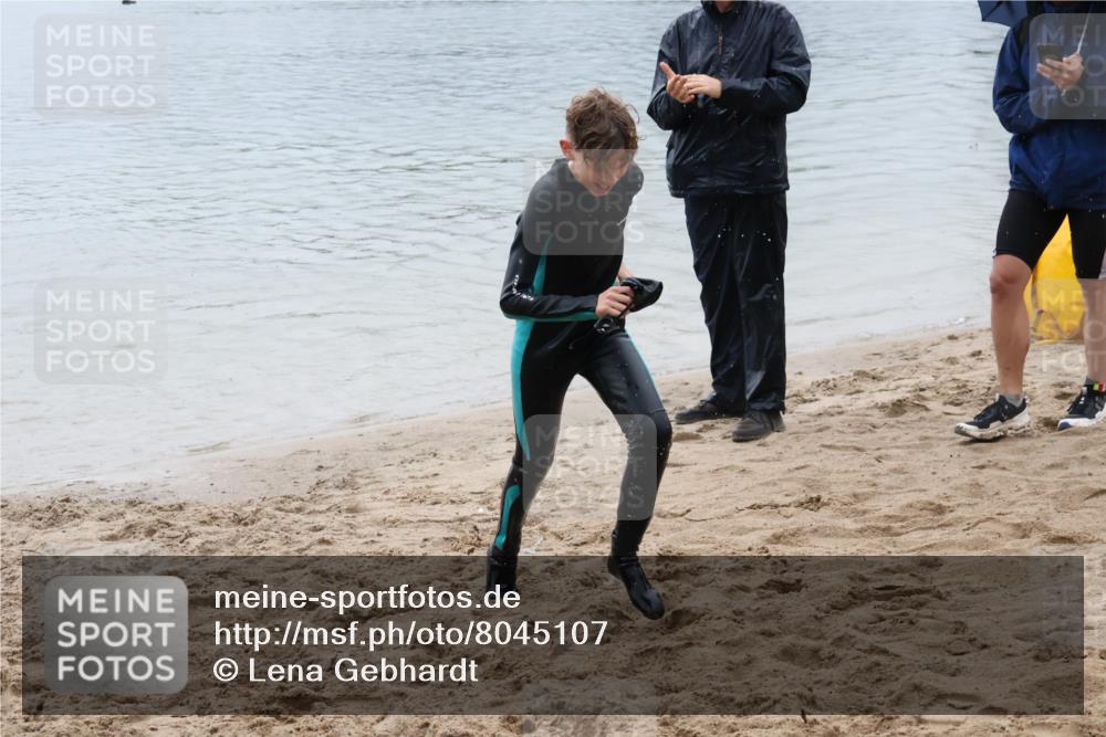 21.06.2025 - 27. Vierlanden-Triathlon Lena Gebhardt http://msf.ph/oto/8045107 15.06.2025 14:43:08 Schwimmen 1319, 1344, 1351 meine-sportfotos.de