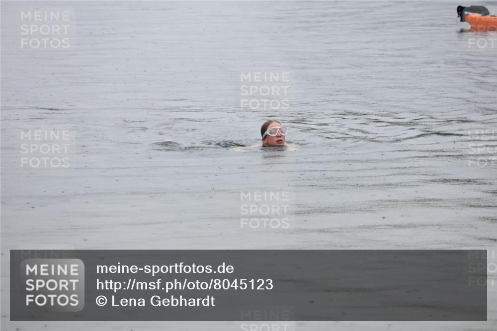 21.06.2025 - 27. Vierlanden-Triathlon Lena Gebhardt http://msf.ph/oto/8045123 15.06.2025 14:44:54 Schwimmen  meine-sportfotos.de