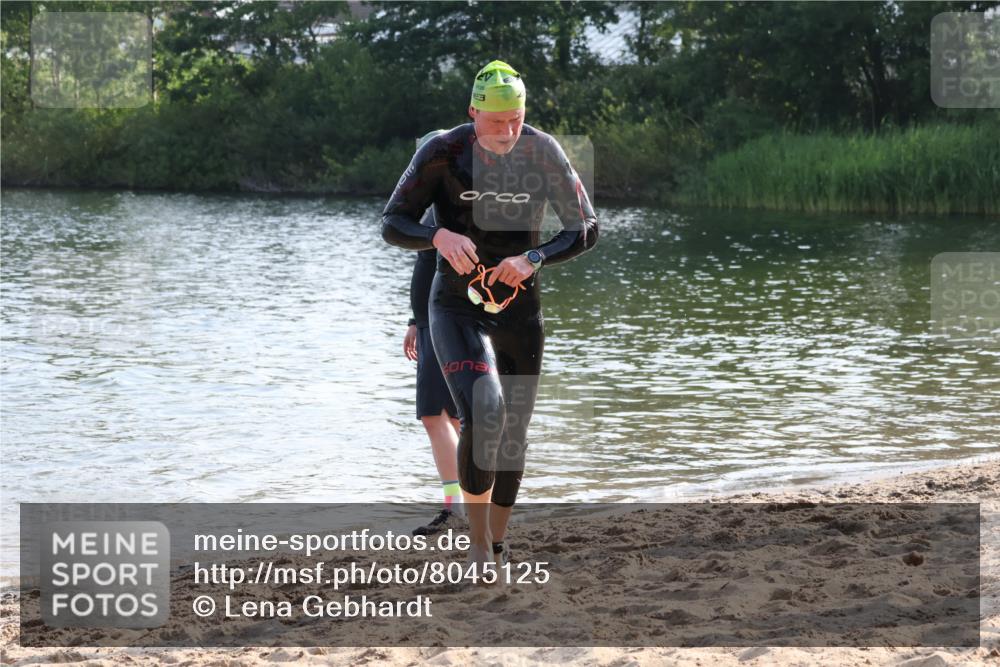 15.06.2025 - 27. Vierlanden-Triathlon Lena Gebhardt http://msf.ph/oto/8045125 15.06.2025 08:38:41 Schwimmen 2, 27, 35, 86, 126, 182 meine-sportfotos.de