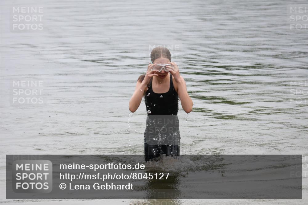 21.06.2025 - 27. Vierlanden-Triathlon Lena Gebhardt http://msf.ph/oto/8045127 15.06.2025 14:45:12 Schwimmen 1322 meine-sportfotos.de