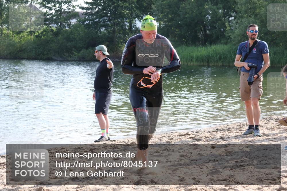 15.06.2025 - 27. Vierlanden-Triathlon Lena Gebhardt http://msf.ph/oto/8045137 15.06.2025 08:38:41 Schwimmen 2, 27, 35, 86, 126, 182 meine-sportfotos.de