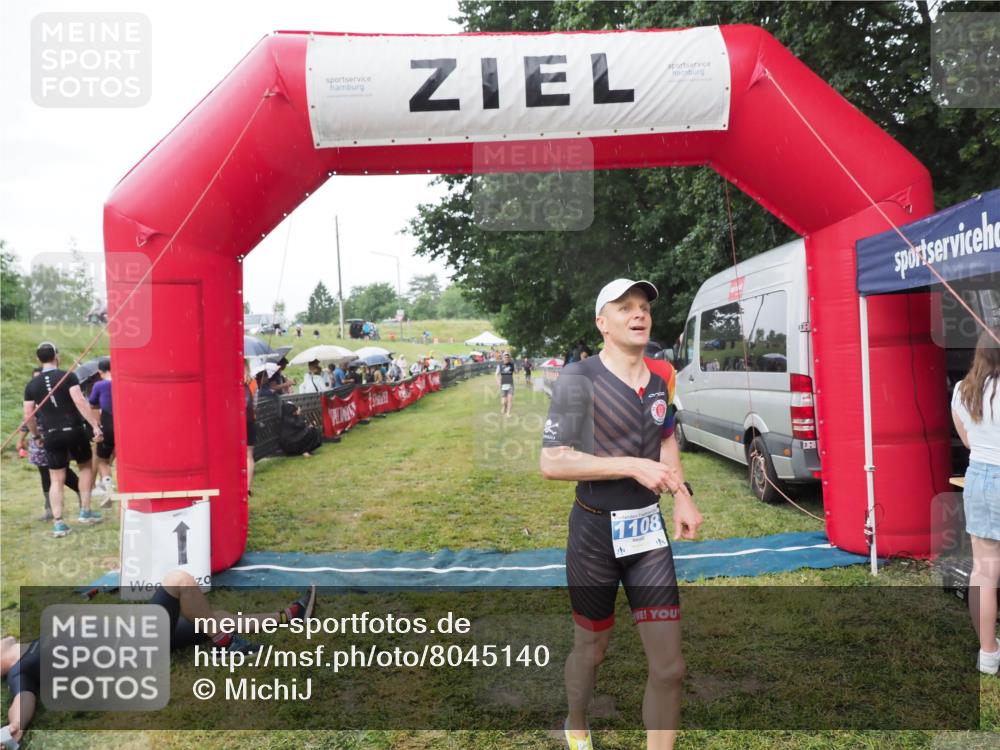 21.06.2025 - 27. Vierlanden-Triathlon MichiJ http://msf.ph/oto/8045140 15.06.2026 13:51:03 Ziel 1098, 1108, 1134, 1136 meine-sportfotos.de