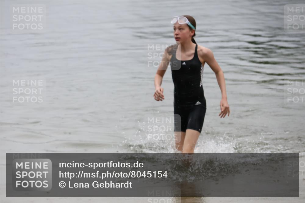 21.06.2025 - 27. Vierlanden-Triathlon Lena Gebhardt http://msf.ph/oto/8045154 15.06.2025 14:45:14 Schwimmen 1322 meine-sportfotos.de