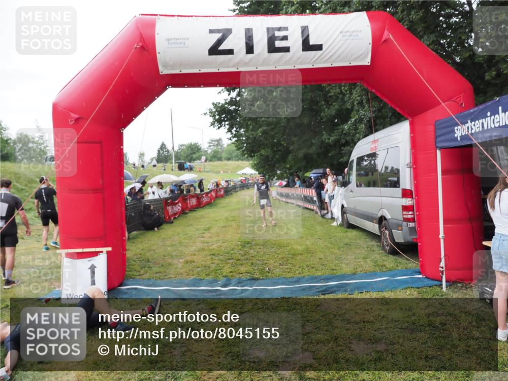 21.06.2025 - 27. Vierlanden-Triathlon MichiJ http://msf.ph/oto/8045155 15.06.2026 13:51:06 Ziel 843, 1098, 1108, 1134 meine-sportfotos.de