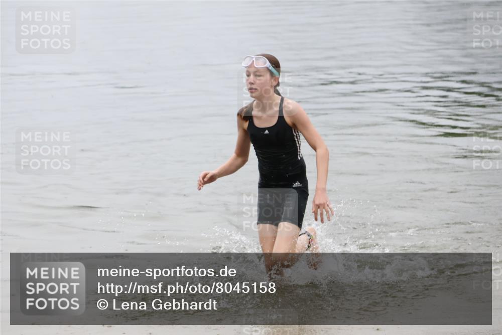 21.06.2025 - 27. Vierlanden-Triathlon Lena Gebhardt http://msf.ph/oto/8045158 15.06.2025 14:45:15 Schwimmen 1322 meine-sportfotos.de