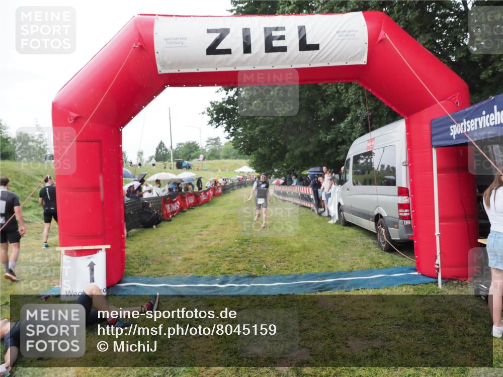 21.06.2025 - 27. Vierlanden-Triathlon MichiJ http://msf.ph/oto/8045159 15.06.2026 13:51:06 Ziel 843, 1098, 1108, 1134 meine-sportfotos.de
