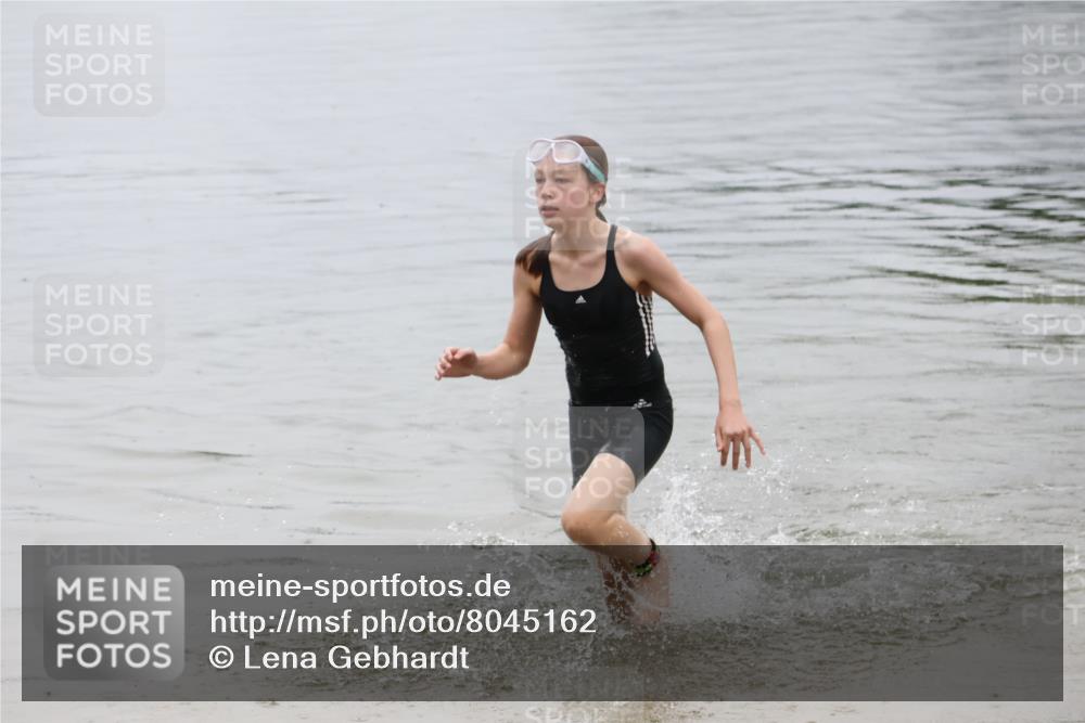 21.06.2025 - 27. Vierlanden-Triathlon Lena Gebhardt http://msf.ph/oto/8045162 15.06.2025 14:45:15 Schwimmen 1322 meine-sportfotos.de