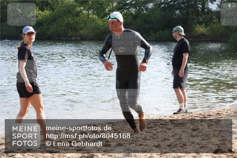 15.06.2025 - 27. Vierlanden-Triathlon Lena Gebhardt http://msf.ph/oto/8045168 15.06.2025 08:38:47 Schwimmen 2, 94, 182 meine-sportfotos.de
